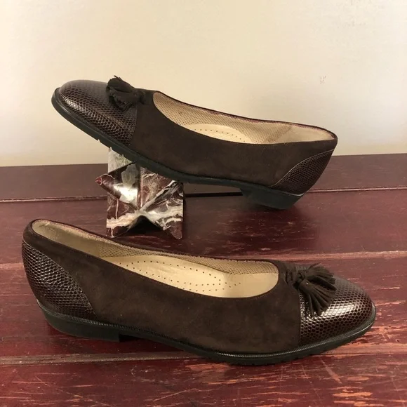 Cole Haan Women's Brown Suede/Leather Flats with Tassel Size 9AA NWT - Picture 2 of 9